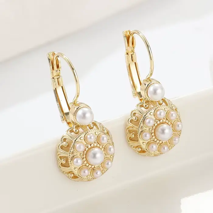 Boucles d'oreilles pendantes vintage élégantes incrustées de perles d'imitation dorées pour femme, accessoires de bijoux charmants pour mariage et anniversaire