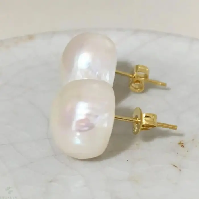 Boucles d'Oreilles en Perles Baroques Blanches, Clou d'Oreille, Cadeau, Bijoux Envoûtants, Classique