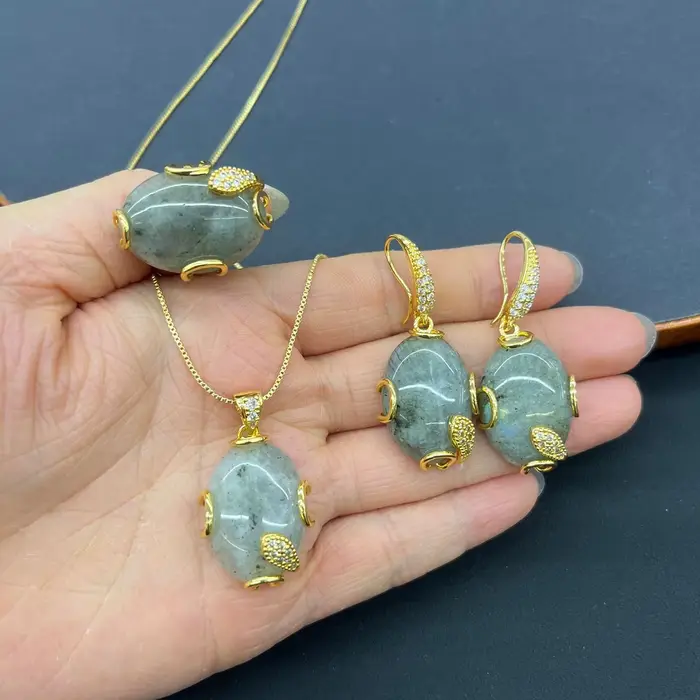 Ensemble de trois pièces en pierre naturelle, style luxe léger, bague incrustée plaquée or, boucles