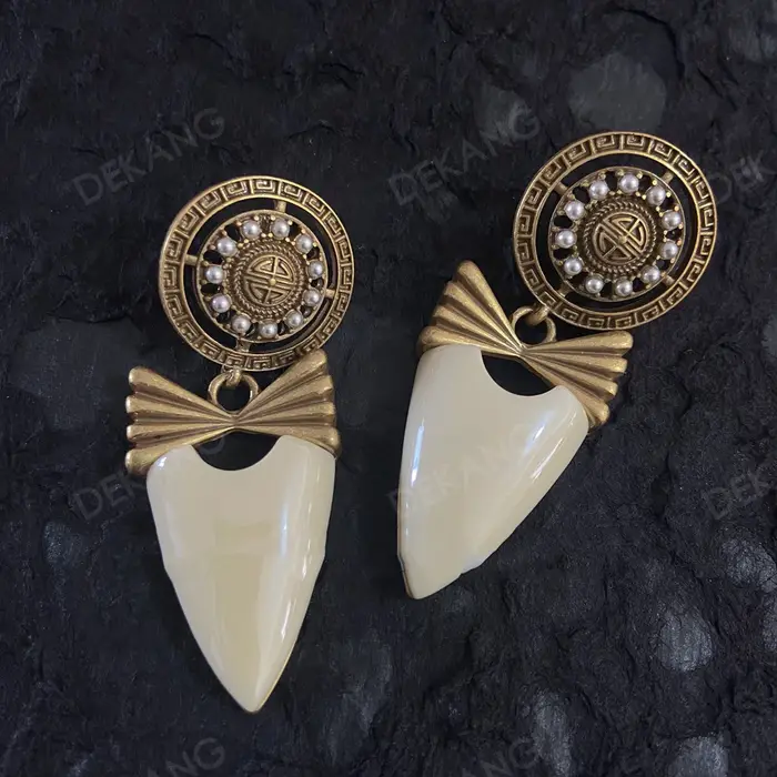 Boucles d'oreilles vintage en forme d'arc avec bouclier blanc vieilli en or ancien