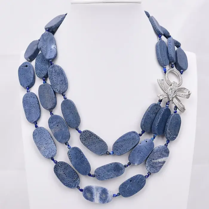 Collier G-G 3 rangs avec grandes plaques ovales de corail bleu naturel et fermoir connecteur fleur e