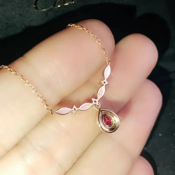 Collier exquis en or 18K incrusté