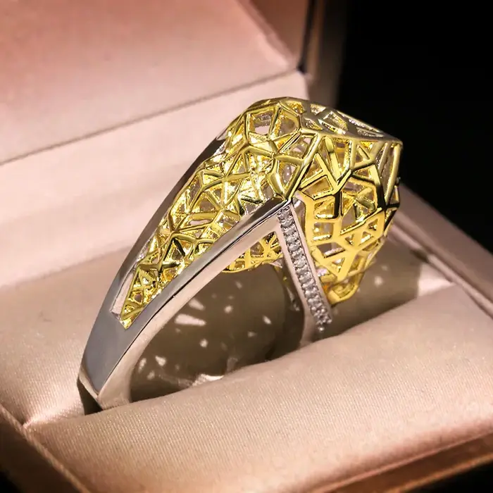 Bague de fiançailles géométrique exagérée pour femmes