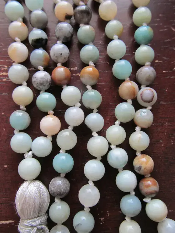 Collier Mala Noué à la Main avec Pompon