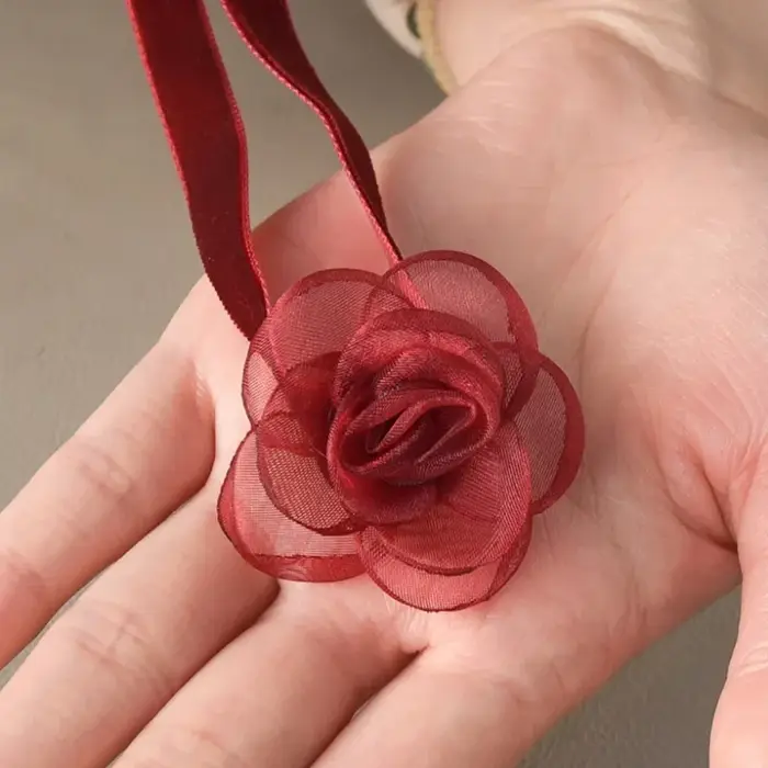 Collier de fleurs en maille pour femmes