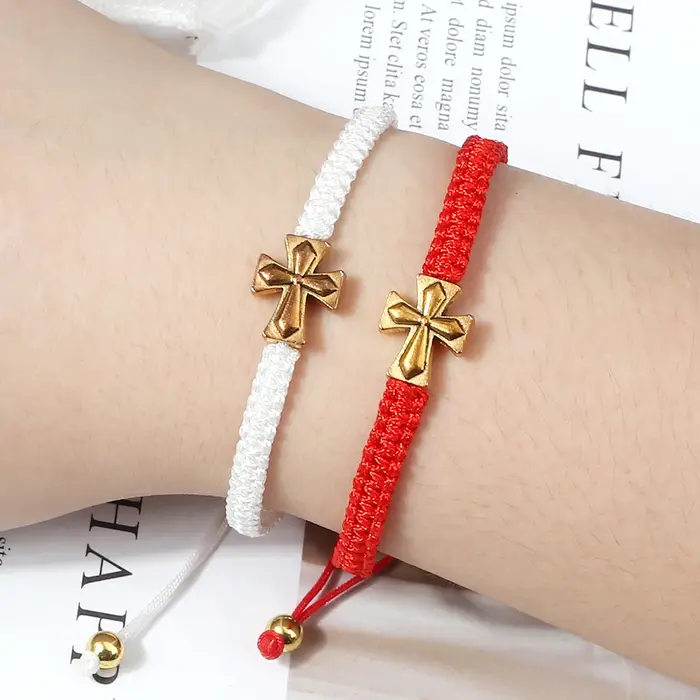 Pendentif croix doré argenté et bracelets ajustables en nylon multicolore pour homme et femme, bijou moderne et traditionnel à offrir pour couples occasions spéciales
