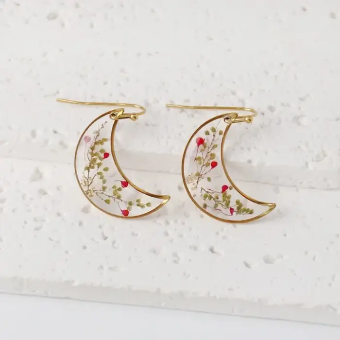 Boucles d'oreilles artisanales en résine époxy avec fleurs pressées, boucles d'oreilles lune mignonn
