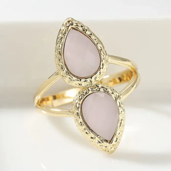 Bague classique pour femme incrustée de pierres roses