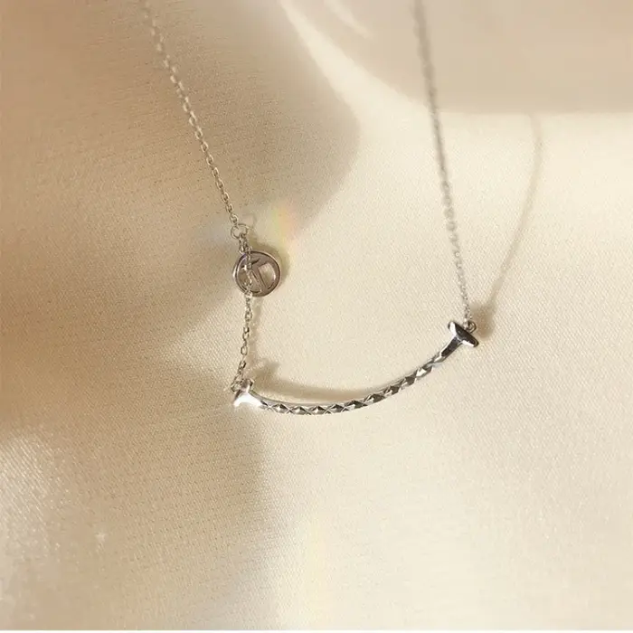 Collier à breloques couleur argent pour femme