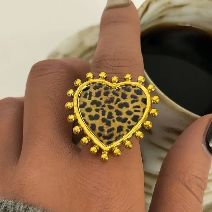Bague en forme de cœur à imprimé léopard, charmante et tendance.