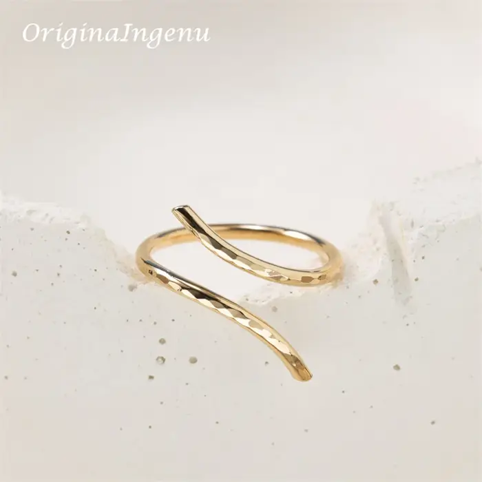 Bague en or 14K remplie de Serpent martelé