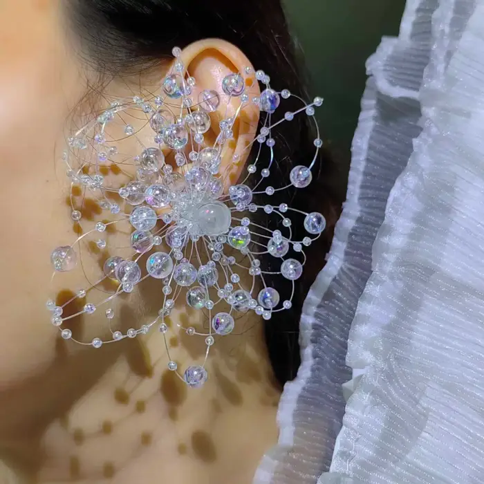 Boucles d'oreilles pour robe de mariée design original fleurs colorées bijoux de mariage élégants et transparents nouveau style à offrir pour femmes occasions spéciales