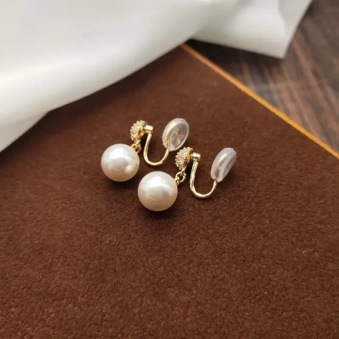 Boucles d'oreilles clips élégantes et polyvalentes de style français, demi-rondes en perles, légères