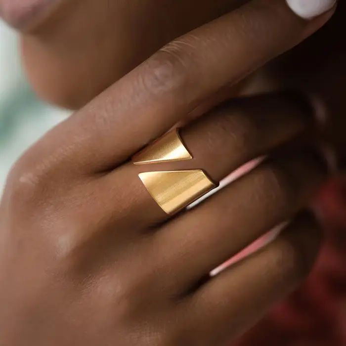 Bague enveloppante large acier inoxydable plaqué or 18 carats pour femmes styles modernes et sophistiqués occasions spéciales