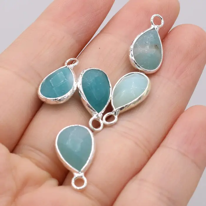 Charm en pierre naturelle semi-précieuse en forme de goutte d'eau avec bord doré pour colliers et bracelets élégants et personnalisables pour femmes occassions spéciales