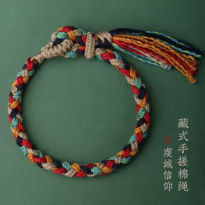 Bracelet en corde de coton tressée tibétaine fait main avec pompon – Bijou ethnique bohème pour la f