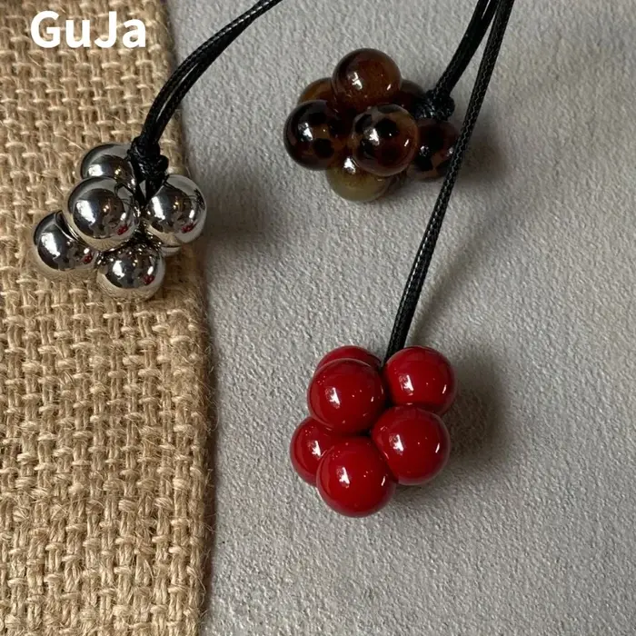Collier pendentif en perles rondes design azole pour femmes