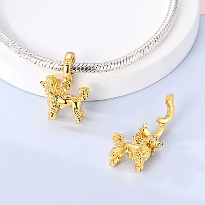 Charme de chien Caniche doré en argent sterling 925 bijou pour femmes élégant et personnalisable pour les occasions spéciales et les bracelets à breloques