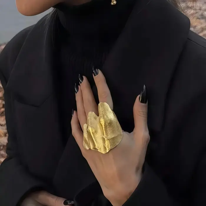 Bague de phalange plissée irrégulière au design artistique