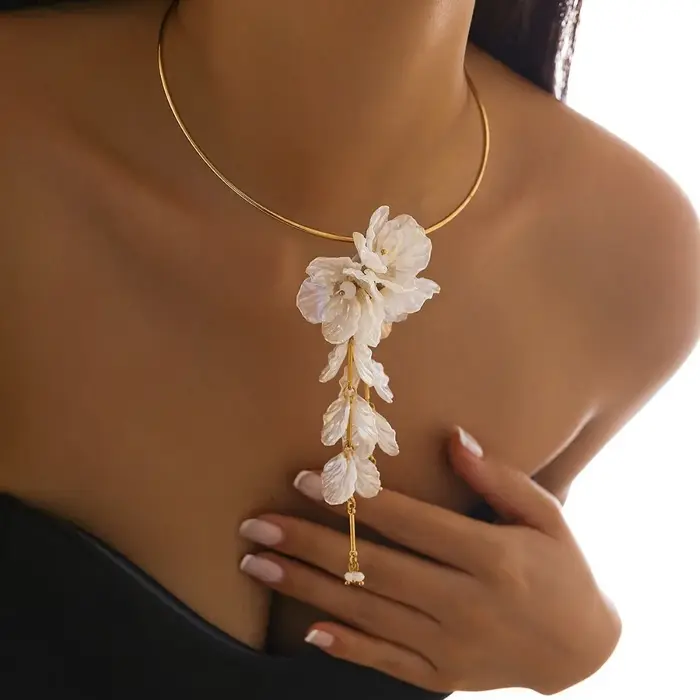 Collier ras du cou fleur blanche irrégulière pour femme
