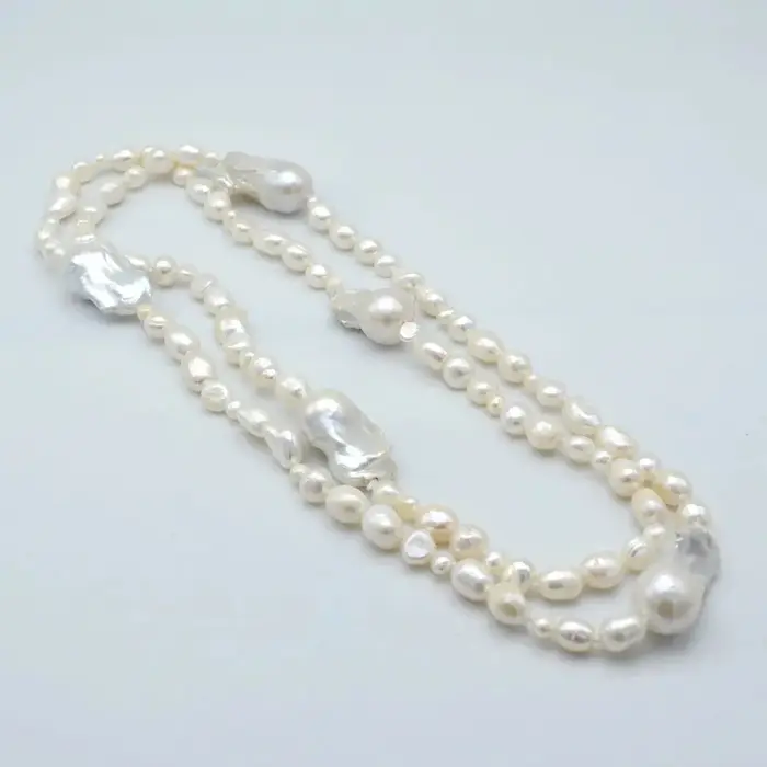 Collier long en perles baroques blanches naturelles pour femmes