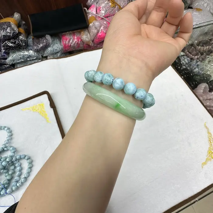 Bracelet élastique à breloques en pierre Larimar de qualité supérieure
