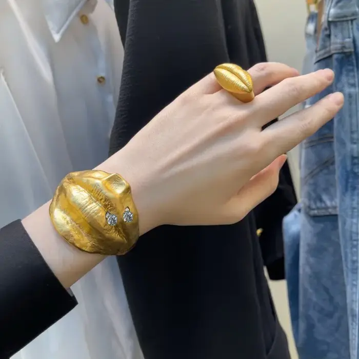 Bracelet manchette à lèvres plaqué métal pour femmes