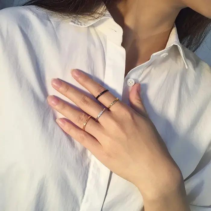 Bague Empilable Fine en Acier Inoxydable Plaquée Or 18 Carats Pour Femmes et Filles Occasions Spéciales et Journées Courantes