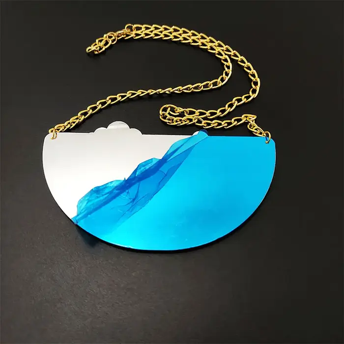 Collier pour femme avec pendentif demi-cercle Tour Eiffel en acrylique chaîne de maillons style mode chic parisien