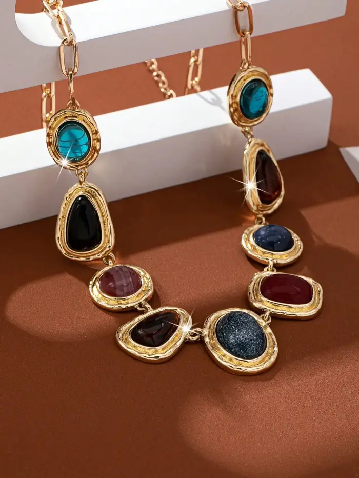 Un collier pendentif léger de luxe