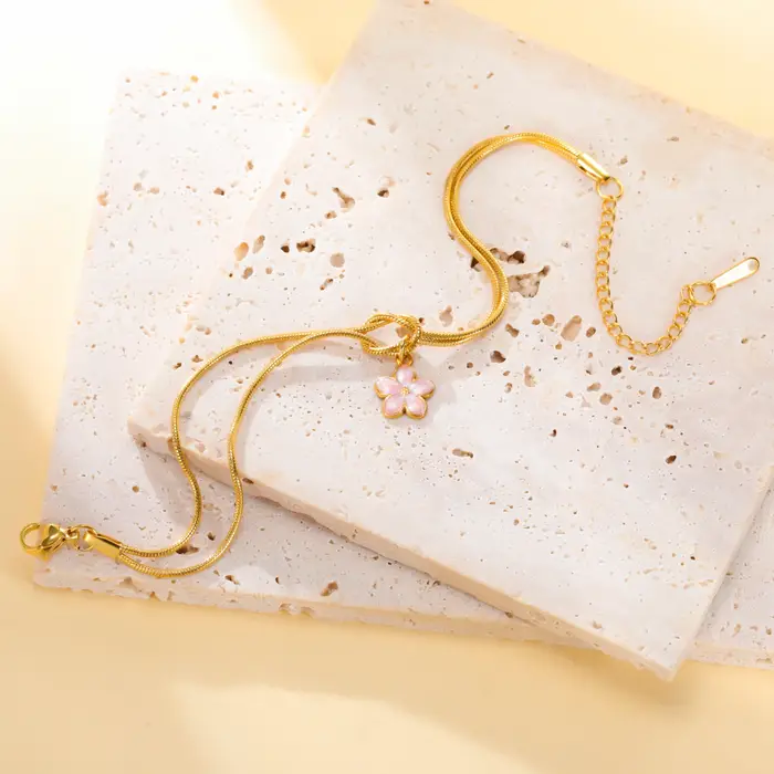 Bracelet à breloques en forme de fleur en émail pour femmes