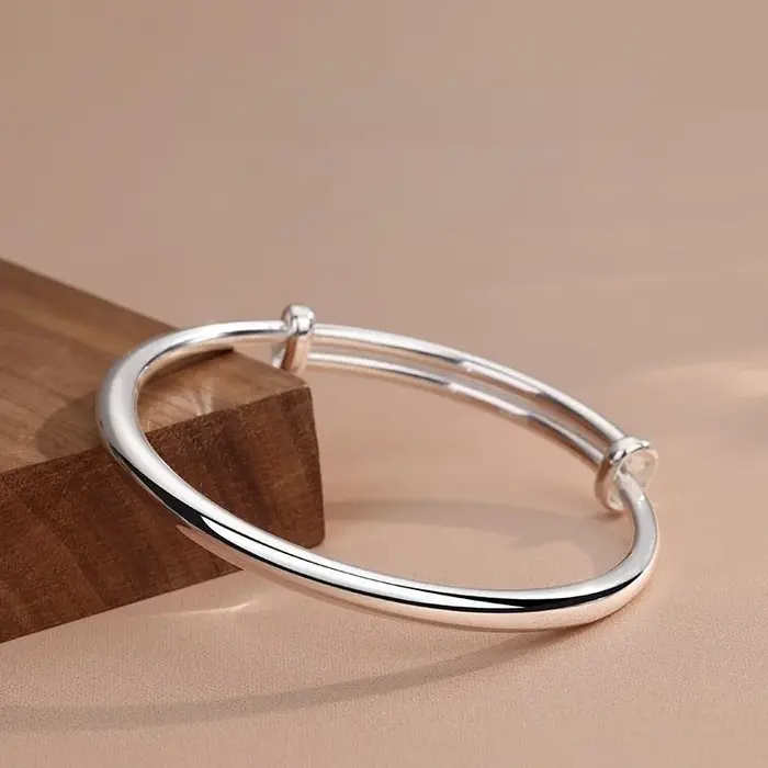 Bracelet simple personnalisable couleur argent pour femmes occasions spéciales élégance subtile sophistication quotidienne