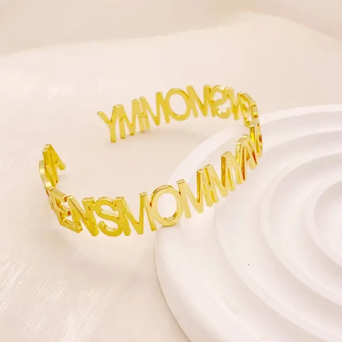 Bracelet en acier inoxydable personnalisé avec lettres larges pour femmes cadeau occasion spéciale nom mère enfant