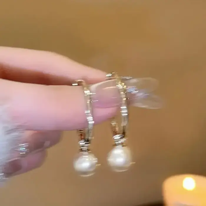 Boucles d'oreilles élégantes en métal or clair avec pendentif cercle uni et perle pour femmes occasions spéciales et quotidien