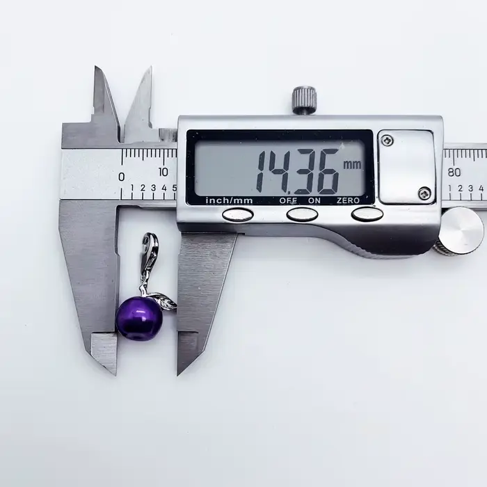 Joli pendentif pomme en émail violet