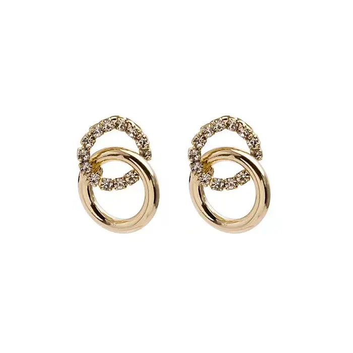 Une paire de boucles d'oreilles à la mode pour femmes avec cercles incrustés de diamants