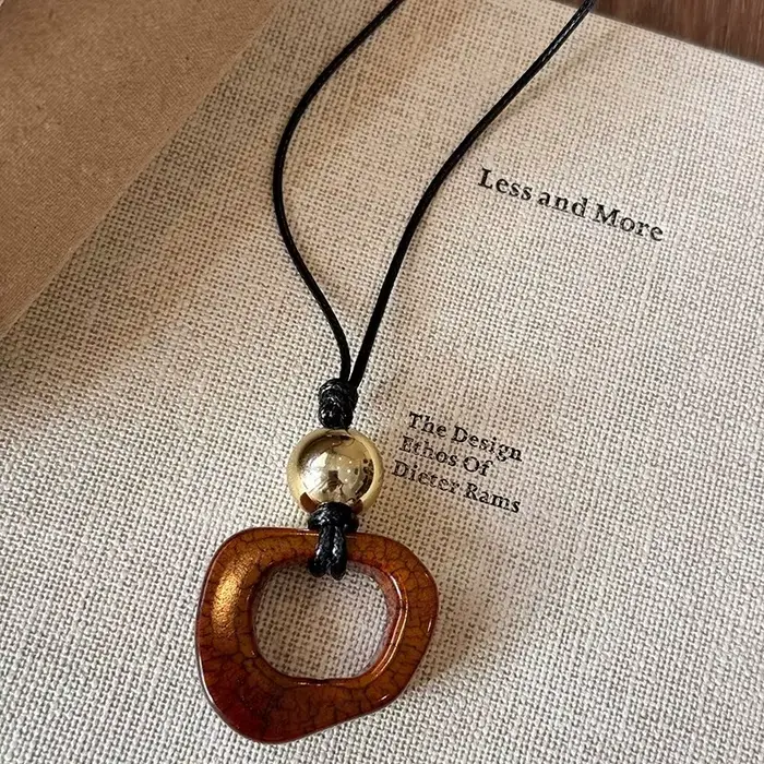 Colliers pendentifs géométriques creux en résine pour femmes, avec cordon en cuir noir tendance, lon