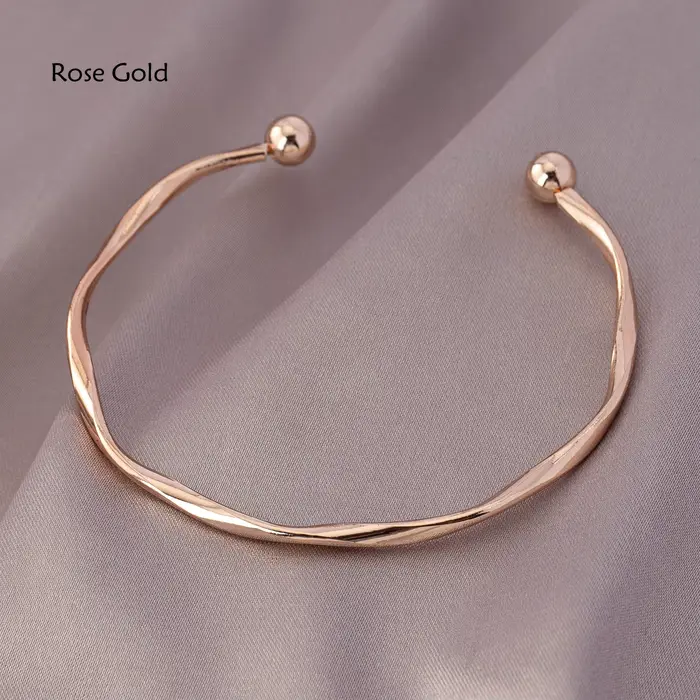 Un bracelet pour femme avec ouverture torsadée, réglable, simple et polyvalent, adapté à un usage quotidien
