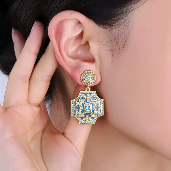 Boucles d'oreilles en émail de style français vintage, élégantes et à la mode, avec un aspect haut de gamme, présentant un motif en treillis de diamants dorés.