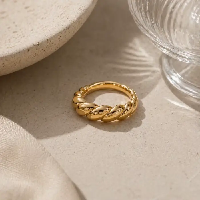 Bague Croissant Torsadée Dorée Élégante Design Unisexe Plaquée Or 18 Carats Pour Hommes et Femmes Occasions Spéciales Alliance de Mariage Vintage Chic