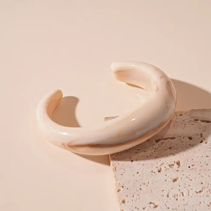 Bracelet ouvert rétro en acrylique lisse, un accessoire de bijoux haut de gamme et minimaliste pour 