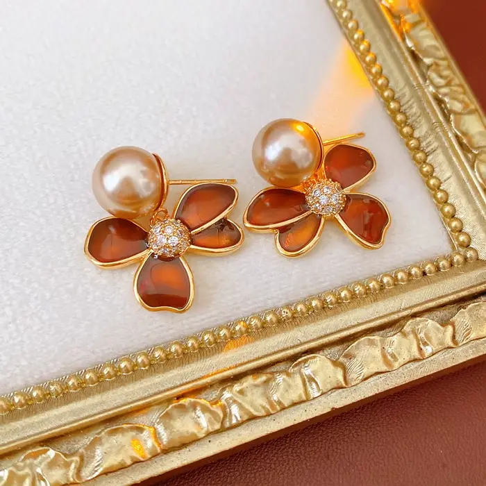 Boucles d'oreilles à clous en forme de fleur rétro pour femmes, plaqué or 18 carats, imitation perle