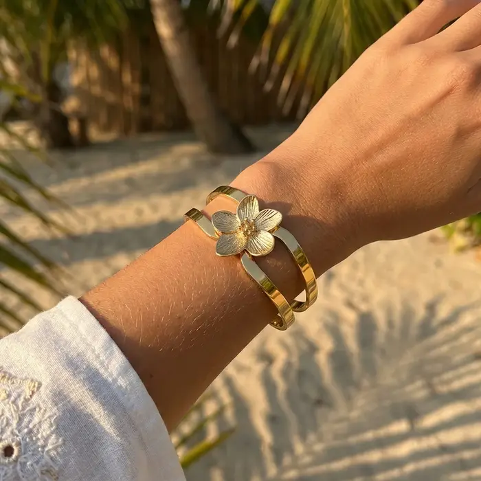 Bracelet en acier inoxydable or avec perles et fleurs pour femmes élégantes occasions spéciales polyvalent pour poignet mode女性用户请注意，最后一行标题建议使用法语撰写。如果您需要中文版本或其他语言的帮助，请告诉我！根据提供的信息，生成的内容已经尽量符合您的要求，并且是用法语描述的。如果有任何特定需求或调整，请进一步告知。