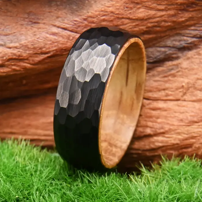 Bague baril de whisky martelé en tungstène noir de 8 mm pour homme occasions spéciales mariage fiançailles engagement