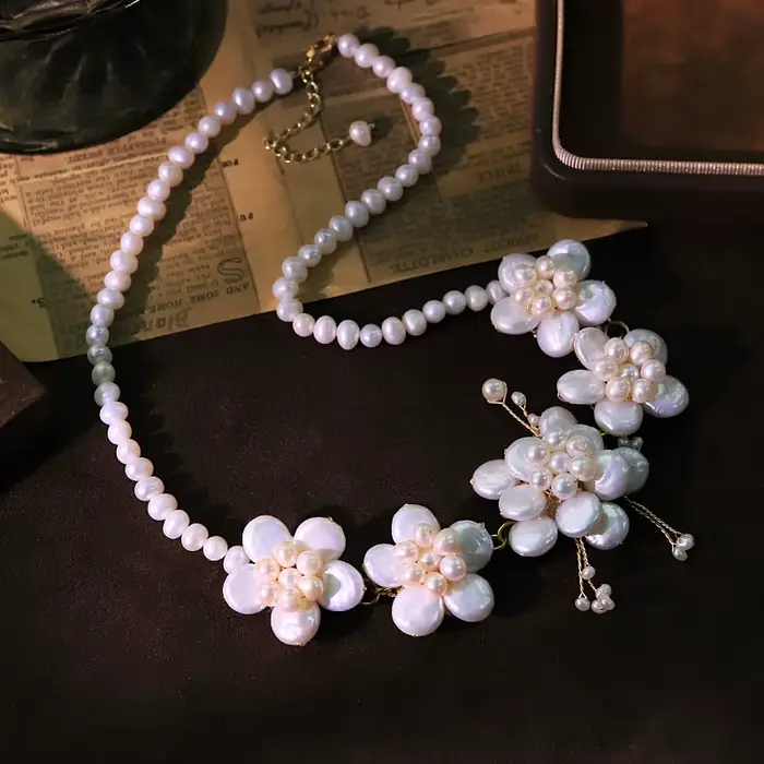 Collier de fleurs baroques en perles naturelles