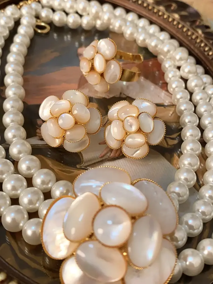 Ensemble de bijoux en nacre blanche de camélia avec motifs animaux, collier médiéval, boucles d'oreilles et bague pour femmes, occasions spéciales et soirées de gala