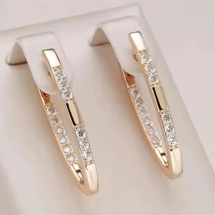 Boucles d'oreilles en forme de V vintage en or jaune clair incrustées de zircon pour femmes bijoux de fête cadeaux de luxe pour occasions spéciales