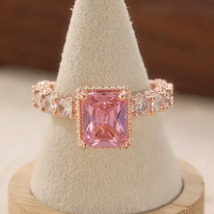 Bague élégante incrustée de zircone synthétique rose carrée pour femme