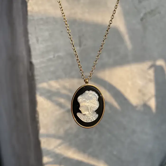 Amaiyllis Collier ras du cou en or 18 carats, style vintage, avec camée ovale en nacre, bijou de déc