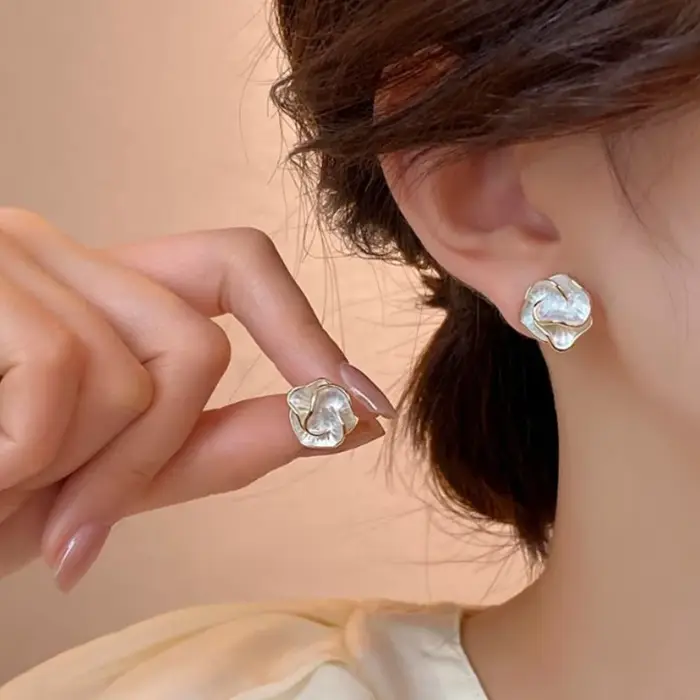Boucles d'oreilles délicates en forme de camélia pour femmes